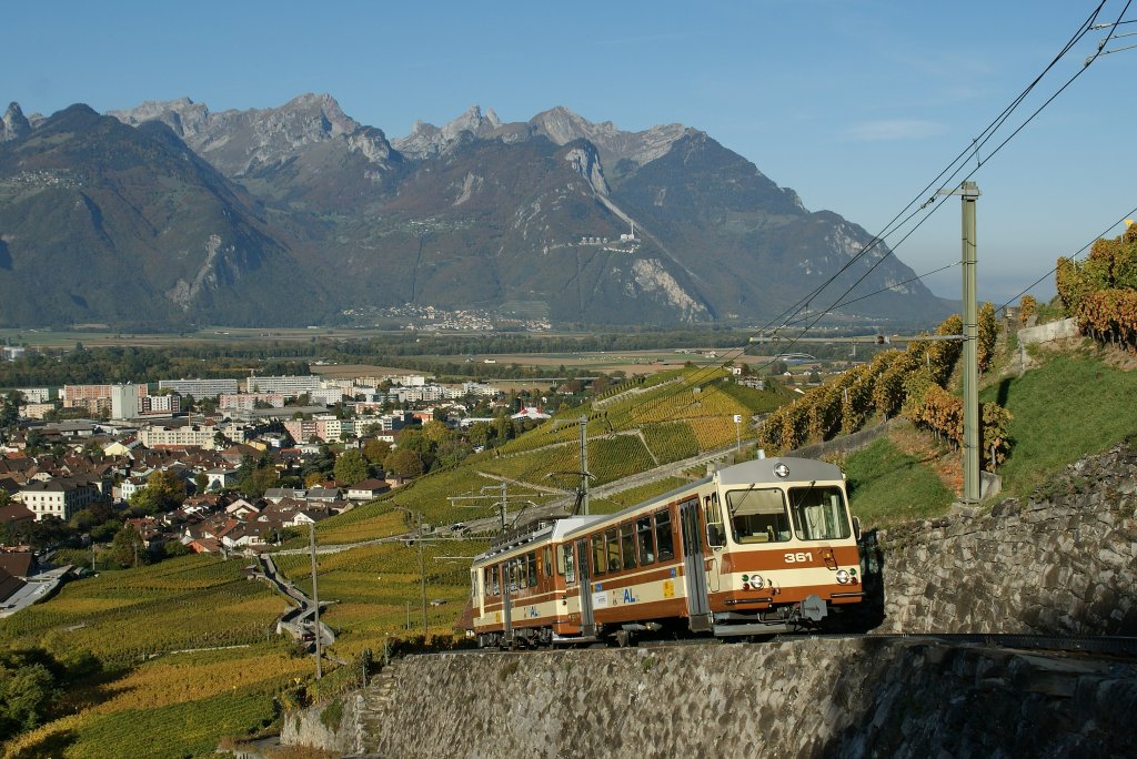 A-L local train to Leysin in the vineyard over Aigle.
18.10.2011