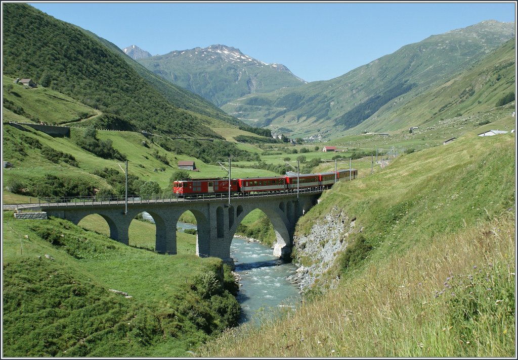 A local train on the Viaduct over the Furkareuss. 
19.07.2010.