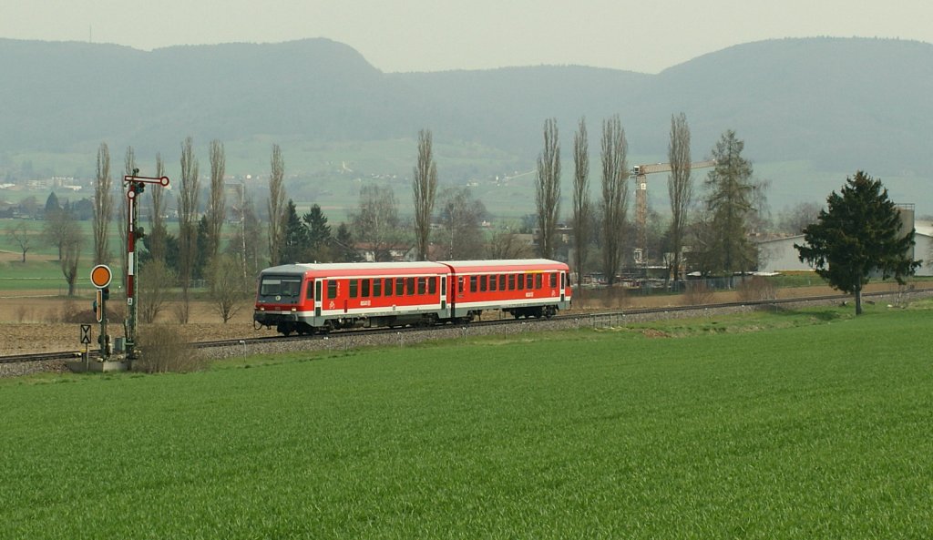 A local train in the Klettgau country by Neunkirch. 
08.04.2010