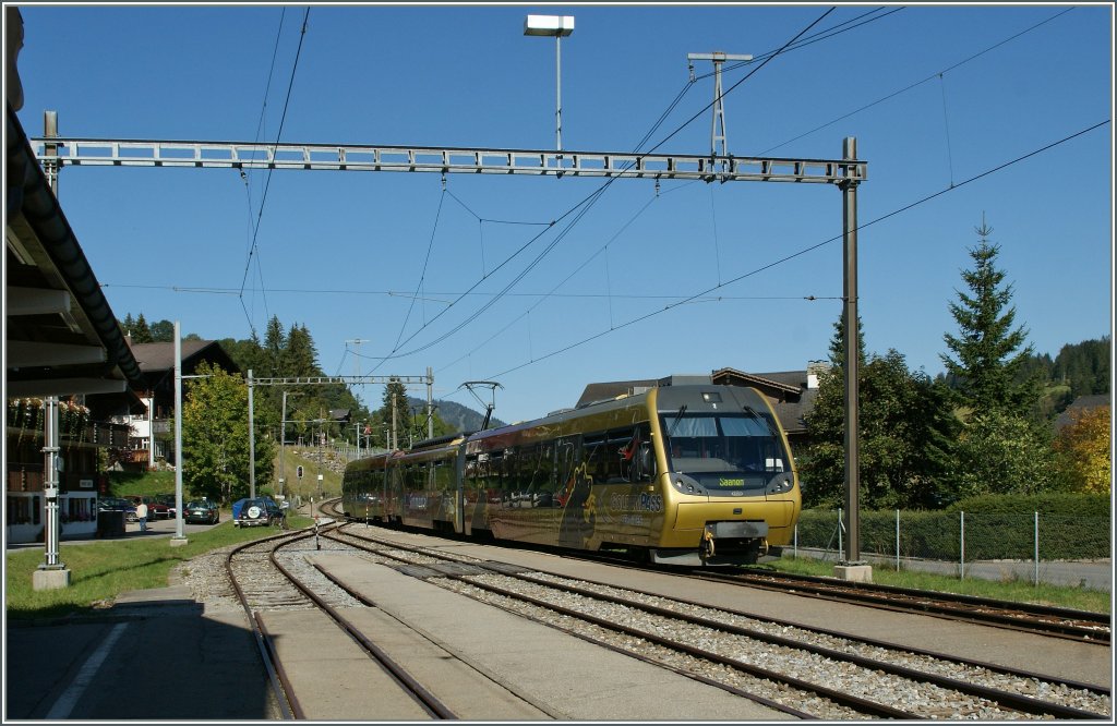 A local train to Saanen is arriving at Schnried. 
23.09.2011