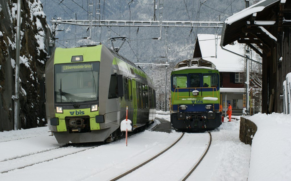 A  Ltschberger  on the BLS South Ramp in the Lalden Station by the winter times. 
18.02.2009