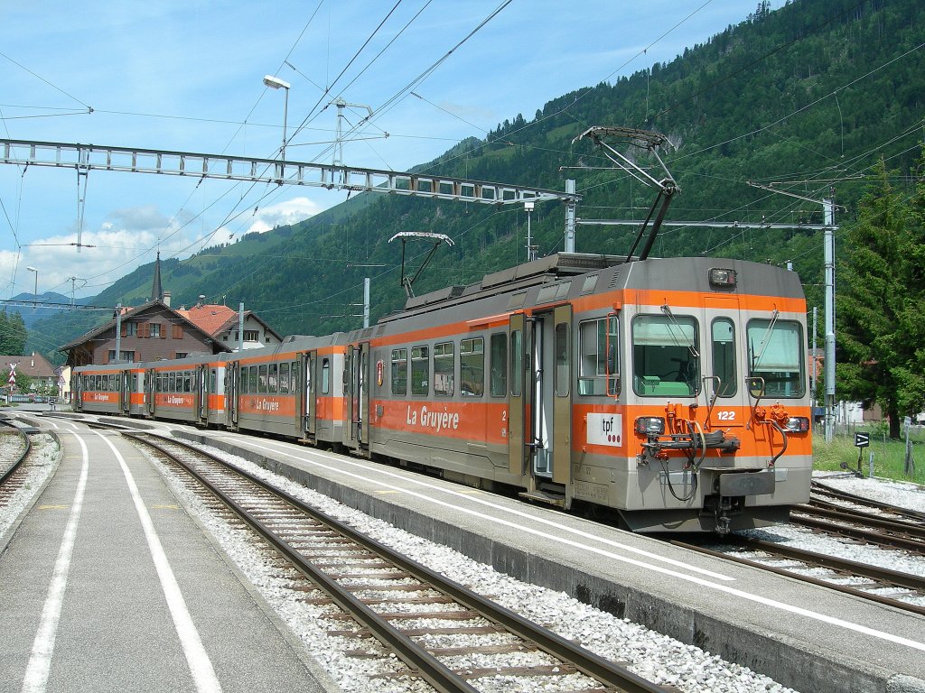 A long TPF (ex GFM) composition for the Montbovon Palzieux Service waits his departure time.
19.06.2008