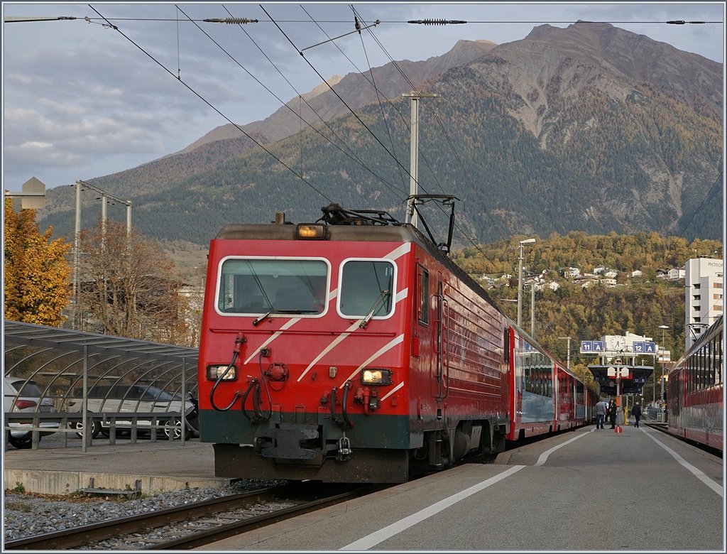 A MGB HGe 4/4 II wiht a local Service from Andermatt to Visp by his stop in Brig; the first Couches are a specila Dinner-Service on this day.
21.10.2017 