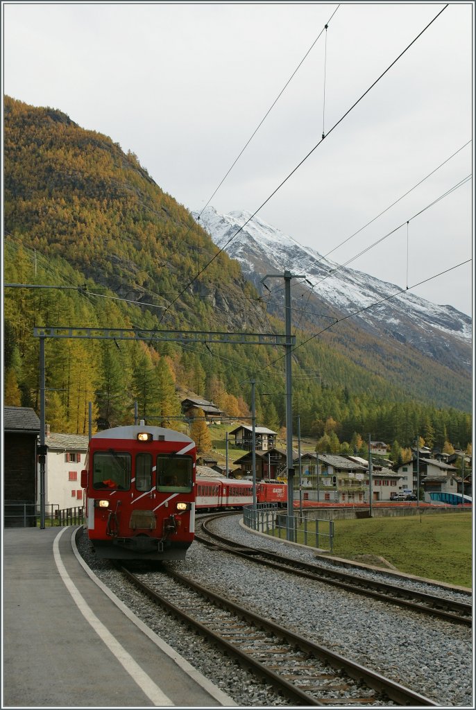 A MGB local train to Brig is arriving at Randa.
19.10.2012