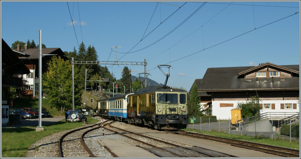 A MOB fast train service to Montreux is arriving at Schönried. 
23.09.2011 