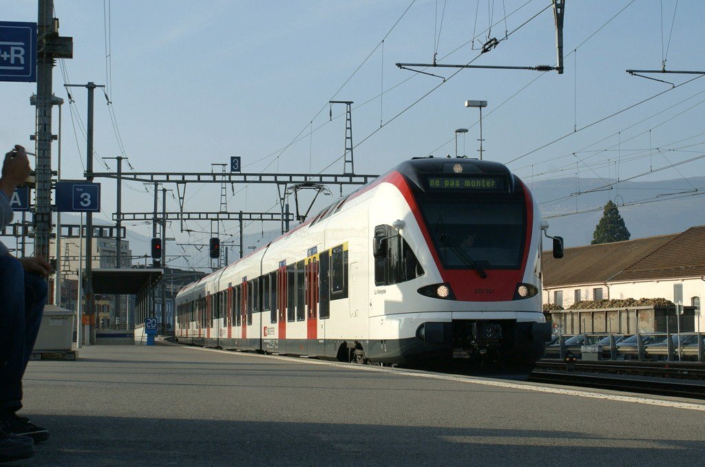 A new FLIRT on the REV: RABe 523 021  La Veveyse  in Yverdon. 
19.11.2009