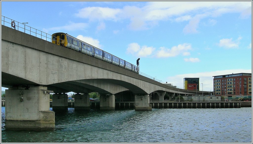 A NIR Class 8700 on an  Lagan bridge in Belfast. 
25. 09.2007