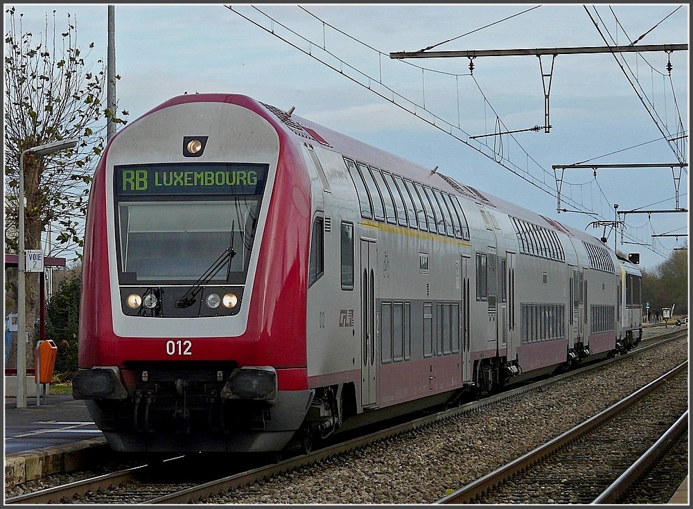 A push-pull train headed by the control car 012 is arriving at Kleinbettingen on November 15th, 2009. 