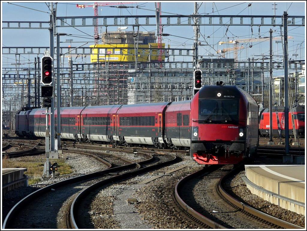 A railjet is arriving at the main station of Zrich on December 27th, 2009.