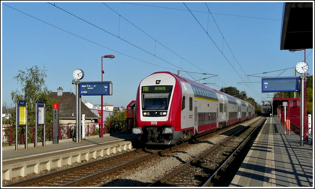 A RB to Athus (Belgium) is arriving at the stop Lamadelaine on October 1st, 2011.