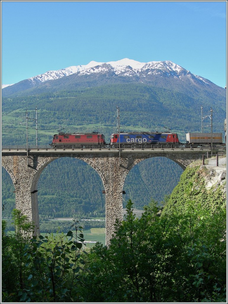 A Re 4/4 II and a Re 6/6 on the Lugelkinn-Viaduct (BLS south-ramp).
10.05.2007