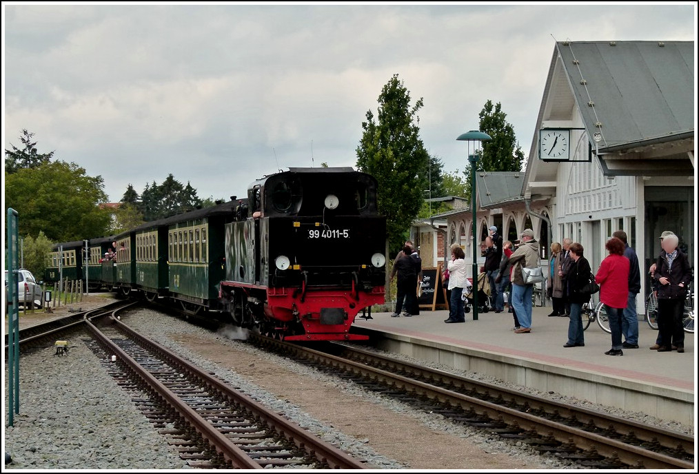 A RüBB train is arriving in Binz on September 22nd, 2011.