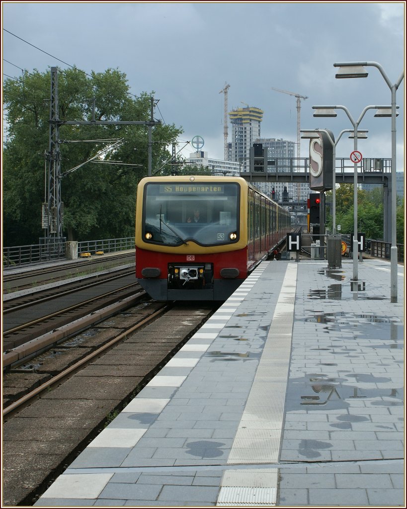 A S-Bahn is arriving in the Tiergarten Station. 
13.09.2010