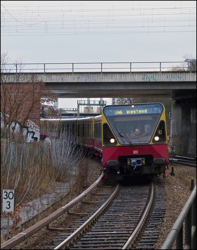 A S-Bahn train class 480 is arriving in Berlin Westkreuz on December 25th, 2012.