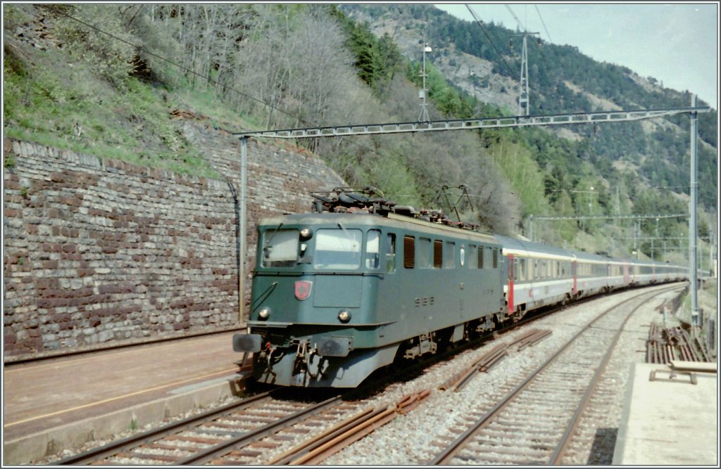 A SBB Ae 6/6 with the EC Matterhorn from Brig to Wiesbaden in Hohtenn. 
Mai 1995