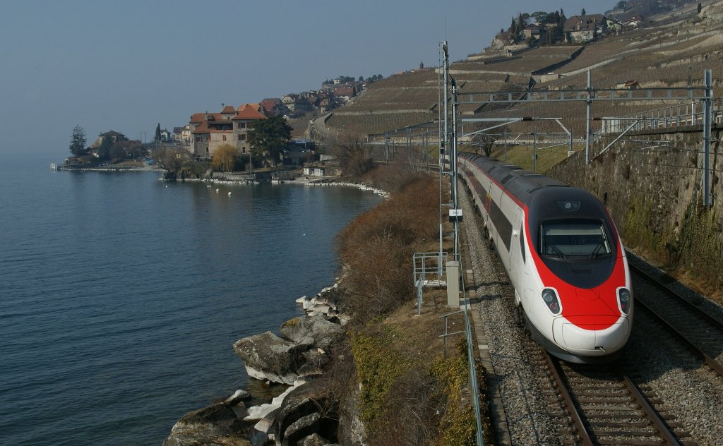 A SBB ETR 610 between St Saphorin and Rivaz. 
04.03.2012