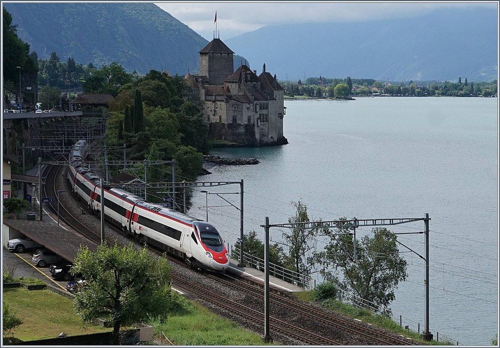 A SBB ETR 610 from Milan to Geneva by The Castle of Chillon.
09.08.2017