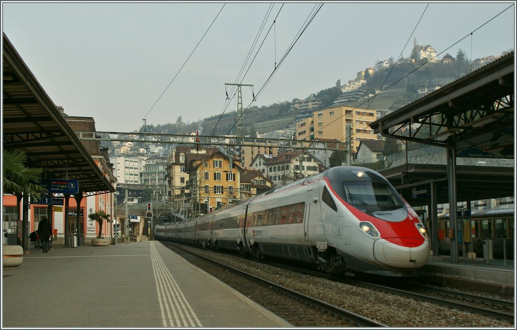 A SBB ETR 610 is arriving in Montreux Station. 
04.03.2011