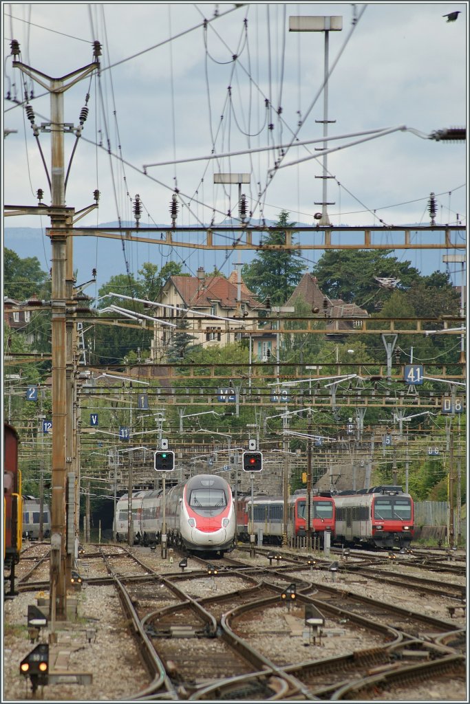 A SBB ETR 610 is leaving Lausanne on the way to Geneva.
13.06.2011