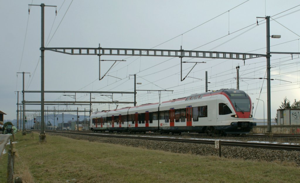 A SBB Flit on the way to Yverdon is arriving in the station of Chavornay.
01.02.2010