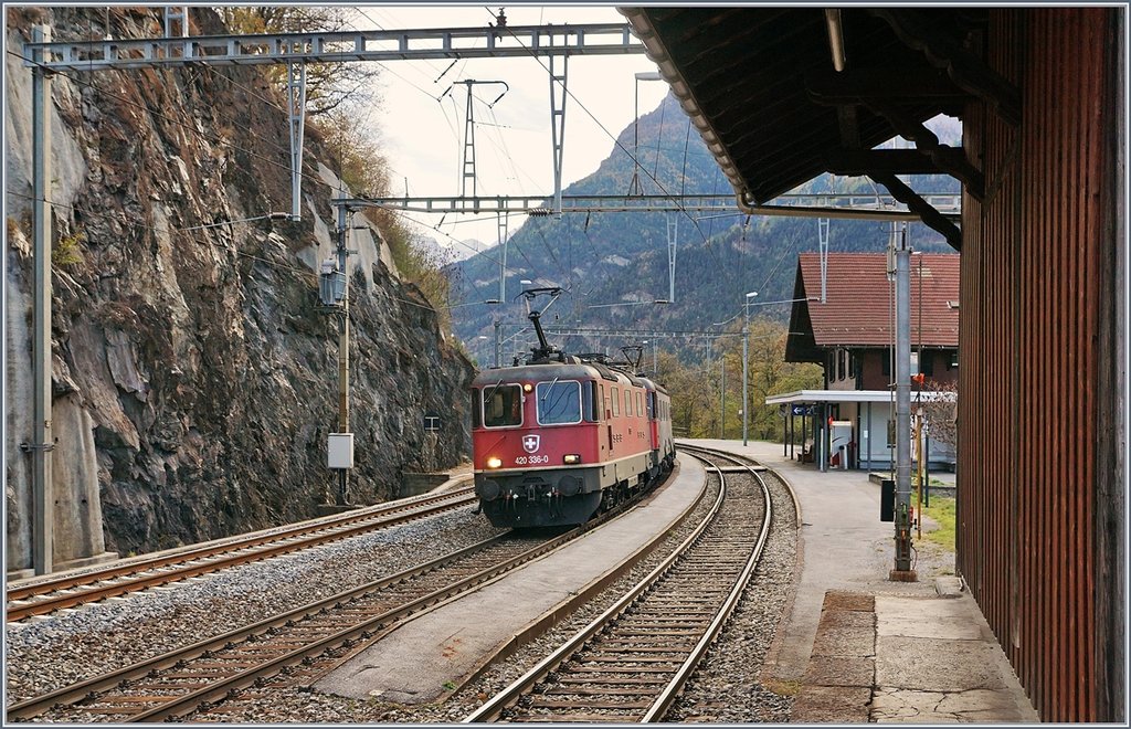 A SBB Re 420 336-0 (and a Re 6/6) wiht a Cargo Train in Lalden.
25.10.2017