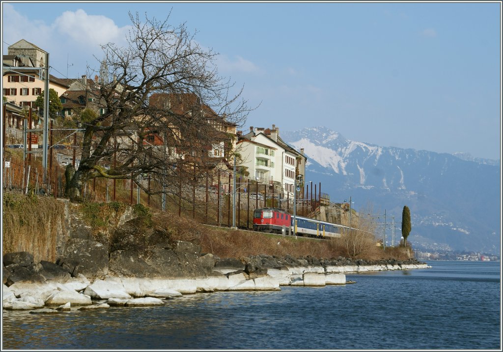 A SBB Re 4/4 II with a  Dispotrain  on the way to Vevey by St Saphorin.
25.03.2012