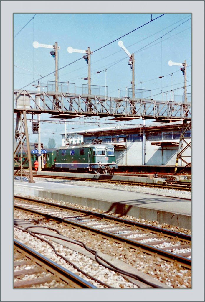 A SBB Re 4/4 II under the signal-bridge in Romanshorn
(26.09.1996/Scanned negative)