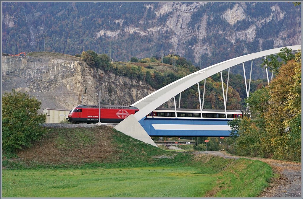 A SBB Re 460 on the nwe Massoges Bridge by Bex.
11.10.2017 