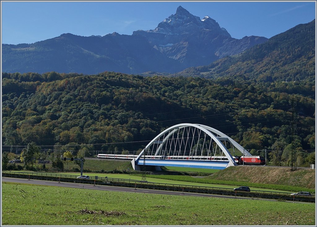 A SBB Re 460 wit an IR between Bex and St-Maurice.
07.10.2017