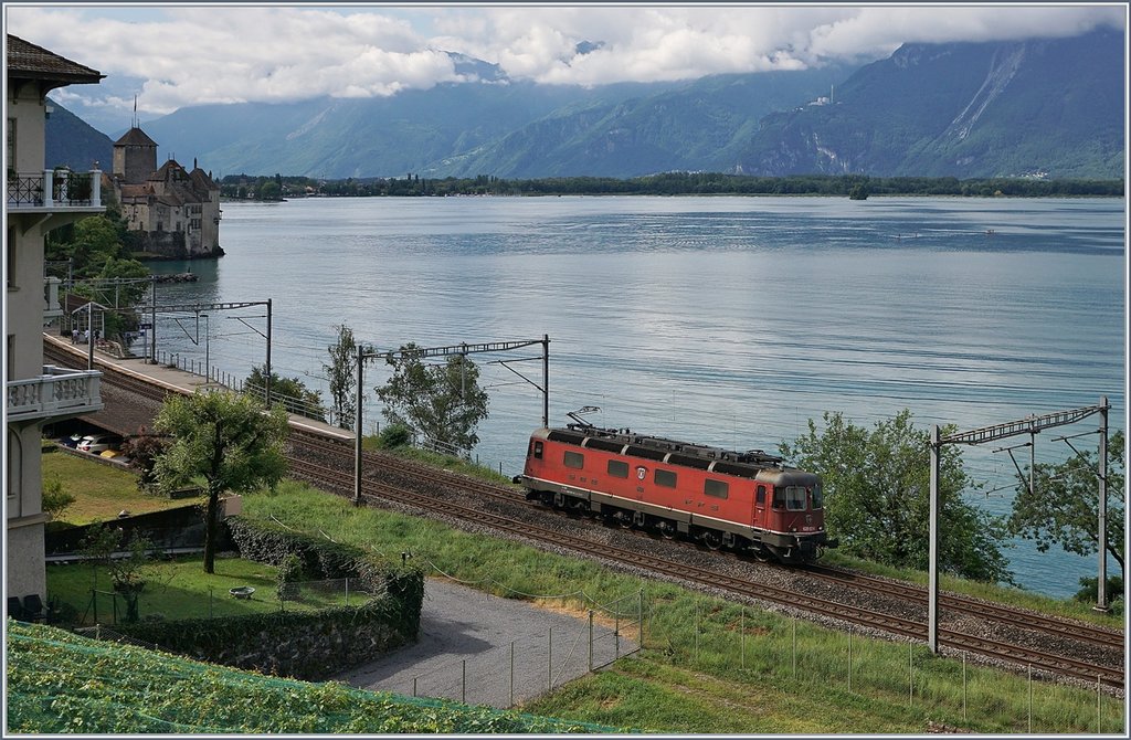 A SBB Re 6/6 by the Castle of Chillon.
09.08.2017