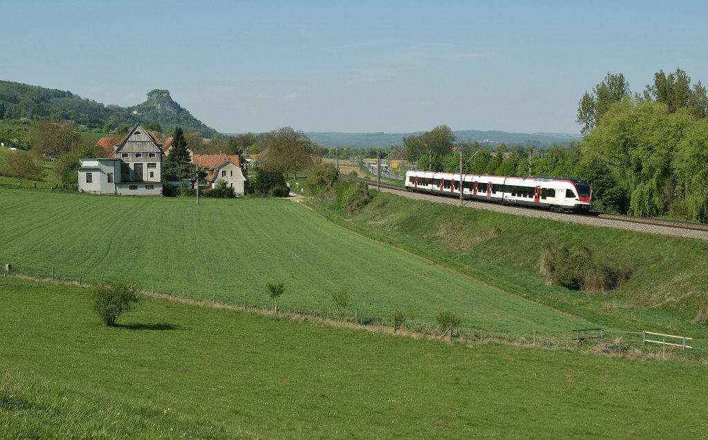 A SBB Seehas Flirt on the to Konstanz by Signen. In the background the Hohenkrhen . 
22.04.2011