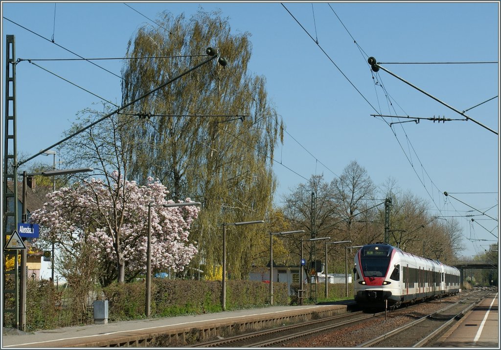 A SBB  Seehas  Service from Konstanz to Engen is arriving at Allensbach.
07.04.2011