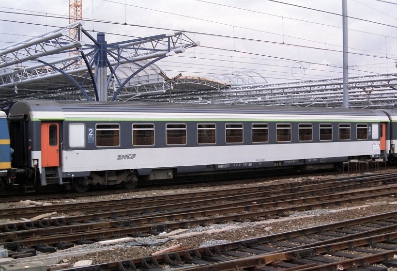 A second class coach typ Corail (Comfort sur Rail). Brussel-Zuid summer 1994.