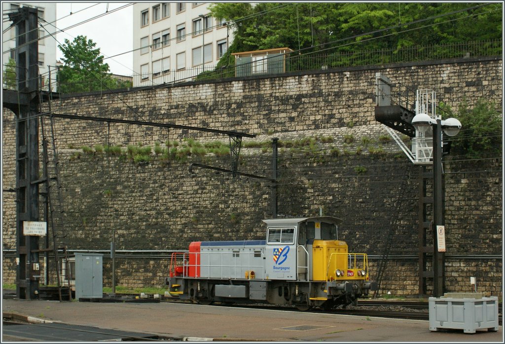 A small lok by a big wall: the 68 291 in Dijon Ville Station.
22.05.2012