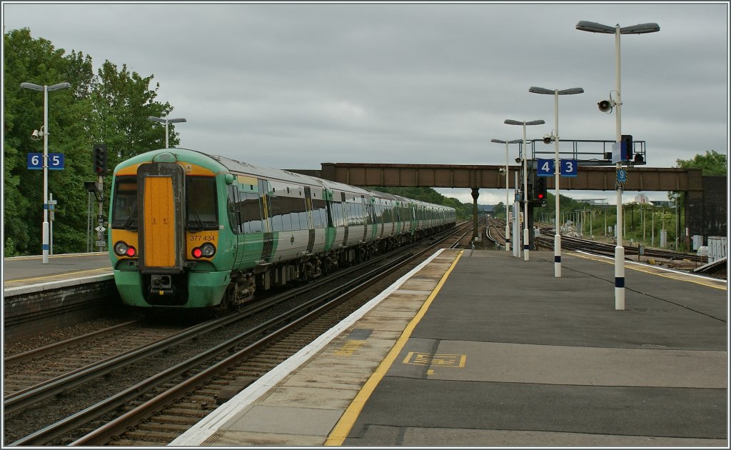 A  Southern  Class 377 on the way to toe South in Gatwick Station. 
1.05.2011