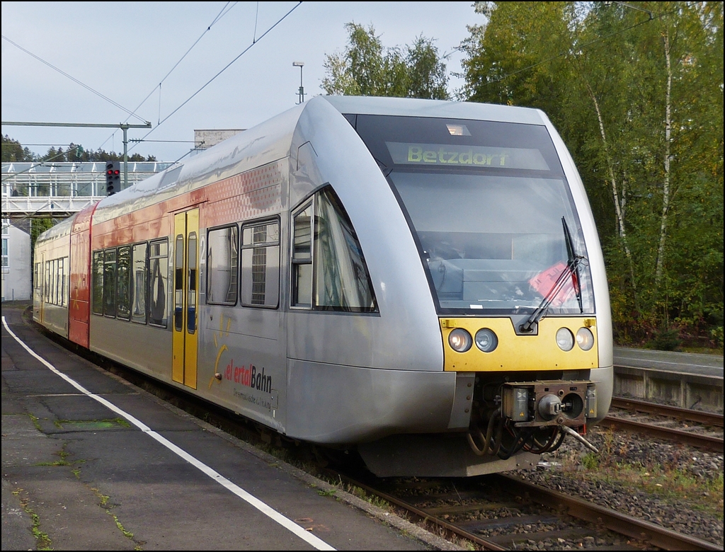 A Stadler GTW 2/6 of the Hellertalbahn is entering into the station of Betzdorf (Sieg) on October 13th, 2012.