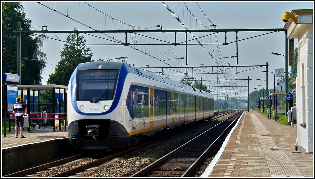 A stoptrain from Roosendaal to Den Haag is arriving in Oudenbosch on September 3rd, 2011.