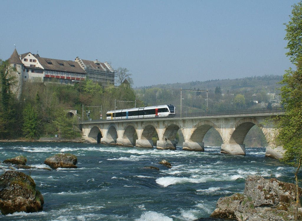 A Thurbo local service train by the famous Rheinfalls in Schaffhausen/Neuhausen.
14.04.2009