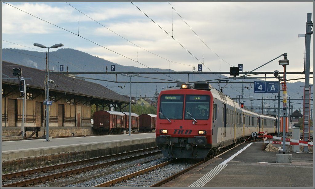 A  TILO  NPZ to Delle is arriving at Delmont.
18.10.2012