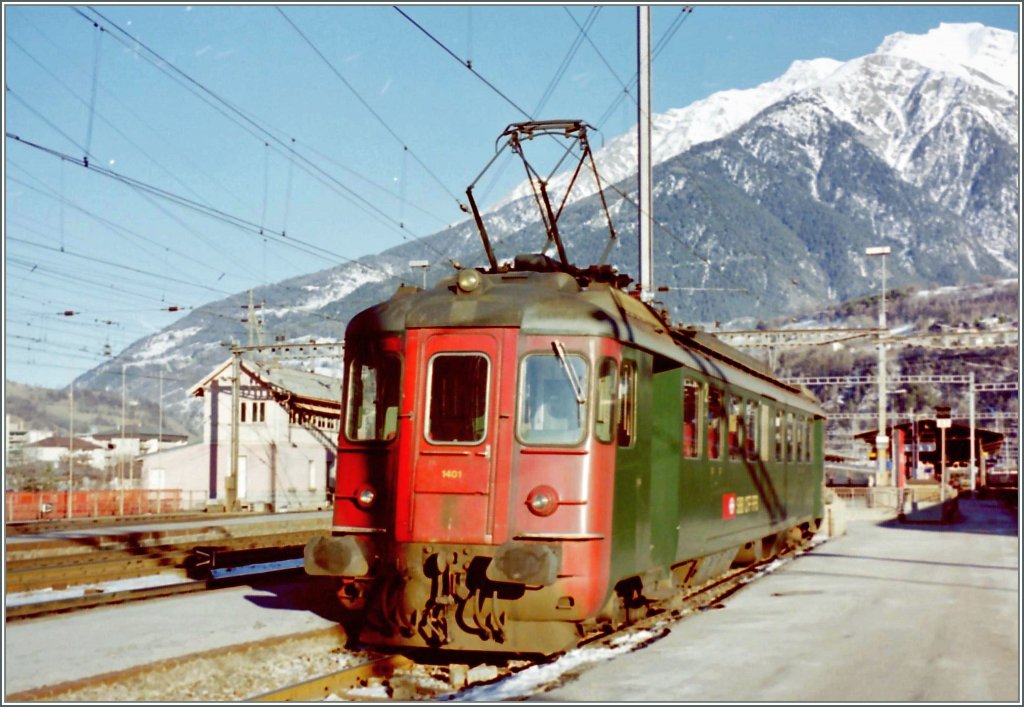 A time ago, fronts of RBe 4/4 was printed in red:
RBe 4/4 1401 in Brig.
scanned negative/winter 1998