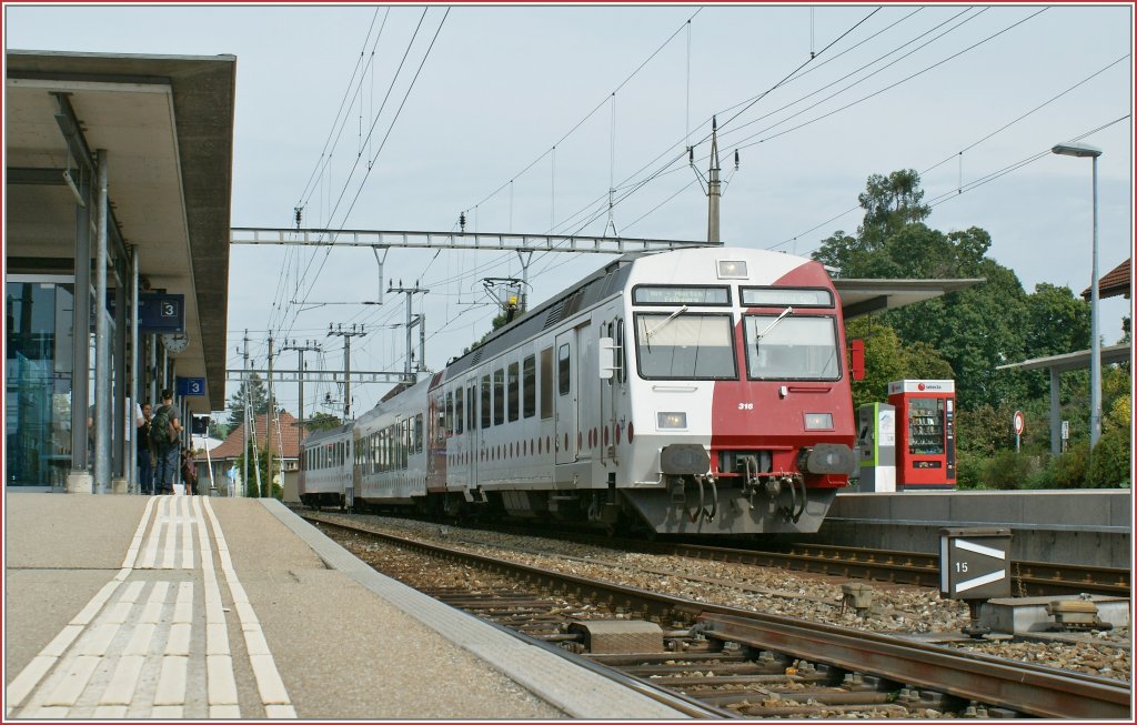 A TPF (GFM) local train to Fribourg waits in Murten the departure time.
06.09.2010 