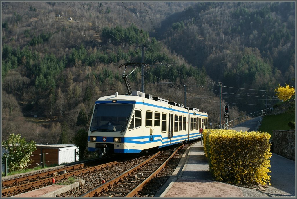 A typical FART local train is arriving at Intagna. 
24.03.2011