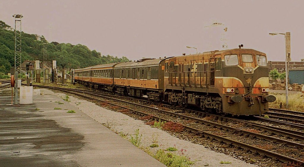 A very old picture from a very old train: CC 167 with a local train service from Cobh (ex. Queenstown) is arriving in Cork.
Junie 2001
(analog scanned photo)