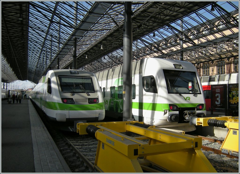 A VR Pendolino (Sm 3) and a Sm4 in the new VR color in Helsiki. 
10.05.2012