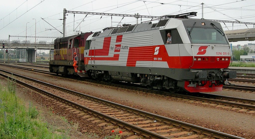 A ZSR diesel engine push the !BB 1014 011-9 to the AC part in Bratislava.
19.05.2008