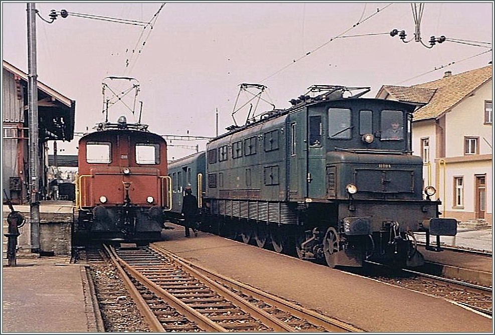 Ae 4/7 in Safenwil. 
(Spring 1985/scanned analog photo)