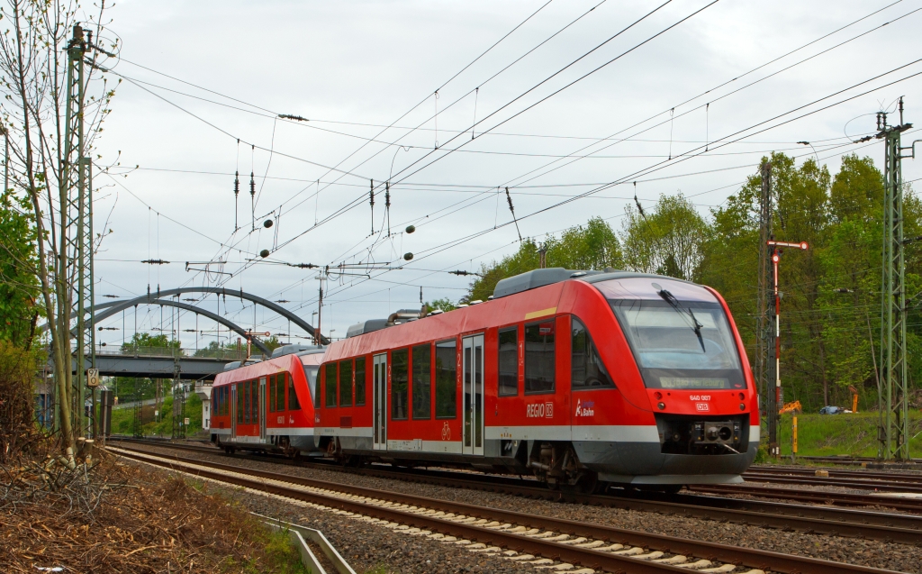 After shot: 640 003 and 640 007 (two coupled LINT 27) and RB 93 (Rothaarbahn) to Bad Berleburg, on 18.05.2012 here just before the entrance to the station Kreuztal.