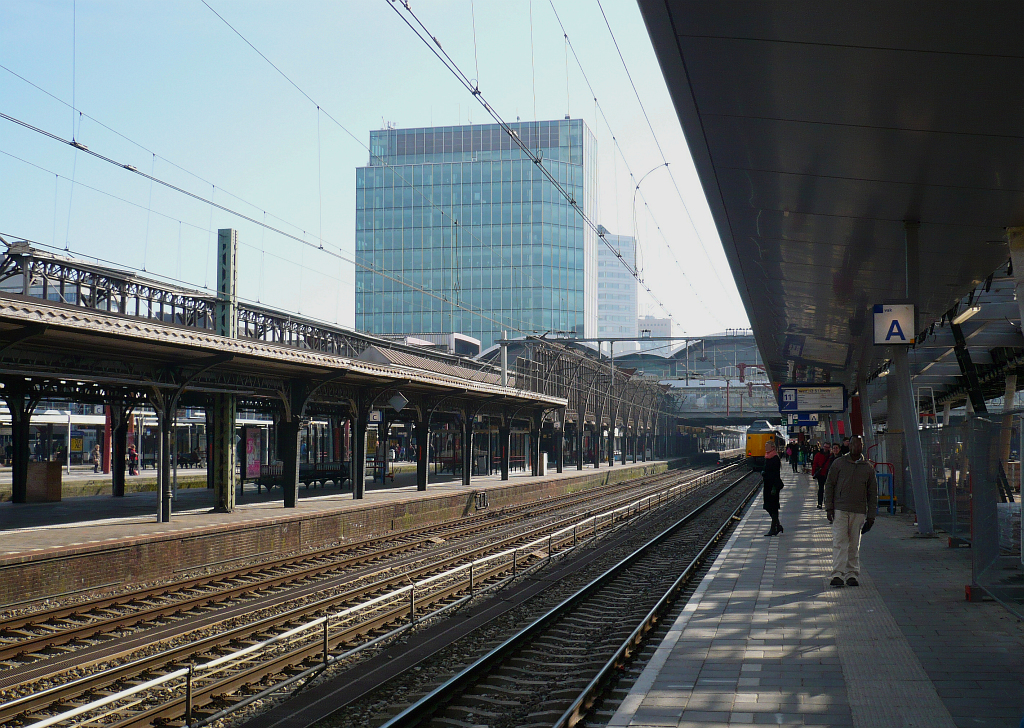 Also in Utrecht the central station will be rebuild. On this picture the platform at track 11a already had a new roof. Still a lot of work needs to be done. Utrecht CS 17-02-2011.