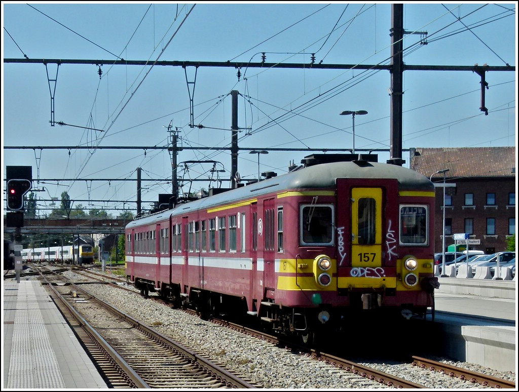 AM 62 157 is entering into the station of Welkenraedt on August 20th, 2011.