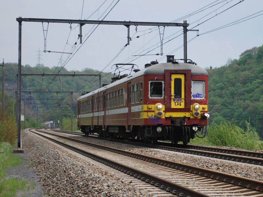 AM 62-63 N174 running between Verviers-Central and Lige-Palais past Les Mazures (Pepinster) in May 2010.